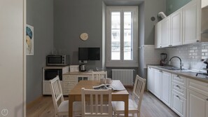 Apartment (1 Bedroom) | Eigene Küche | Mikrowelle, Herdplatte, Geschirrspüler, Hochstuhl