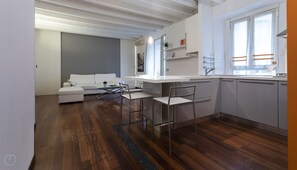 Apartment (1 Bedroom) | Eigene Küche | Mikrowelle, Ofen, Herdplatte, Geschirrspüler