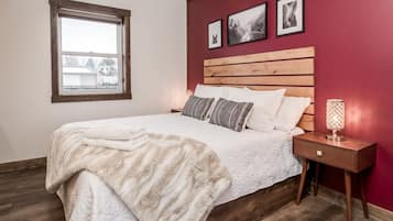 1 bedroom, desk, WiFi, bed sheets