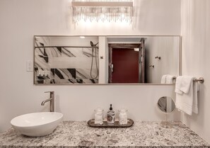 Shower, hair dryer, towels - Work & Dine | Free Parking | Simple Comfort (Prescott)