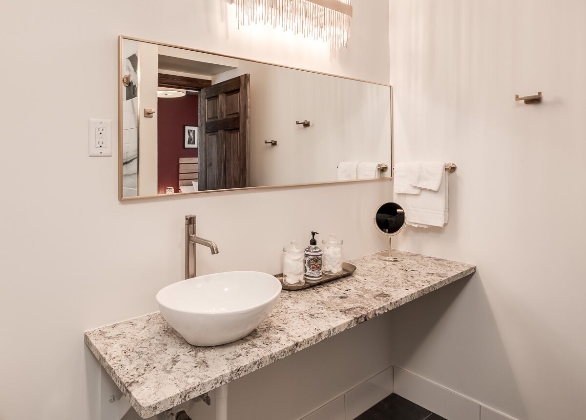 Regadera, secadora de cabello, toallas 