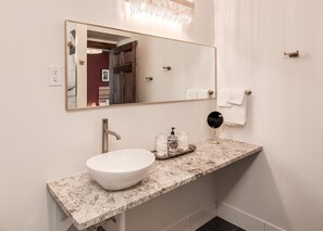 Shower, hair dryer, towels - Work & Dine | Free Parking | Simple Comfort (Prescott)