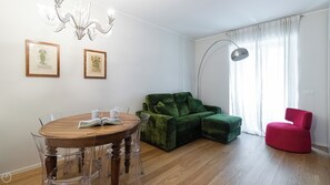 Apartment (1 Bedroom) | Essbereich im Zimmer