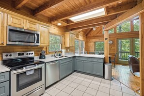 Coffee/tea maker, fridge, microwave, oven - Secluded Cabin near heart of Wears Valley (Sevierville)