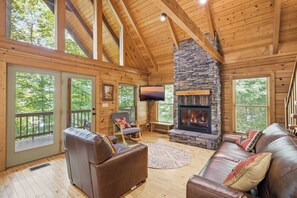 Smart TV, fireplace, books - Secluded Cabin near heart of Wears Valley (Sevierville)