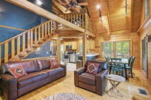 Smart TV, fireplace, books - Secluded Cabin near heart of Wears Valley (Sevierville)