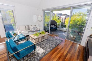 Smart TV - Luxurious 5 bed family home in marine sanctuary (WILLIAMSTOWN)