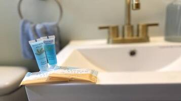 Baignoire, serviettes fournies, savon, shampoing