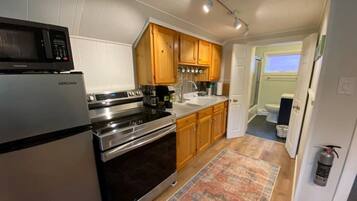 雪櫃、微波爐、焗爐、爐具