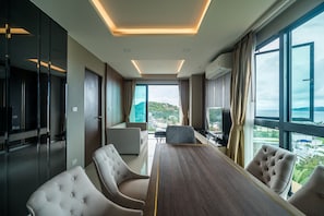 Luxury-Apartment, 2 Schlafzimmer, Meerblick | Essbereich im Zimmer