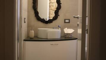 Baignoire, baignoire Ă jets, sĂšche-cheveux, serviettes fournies