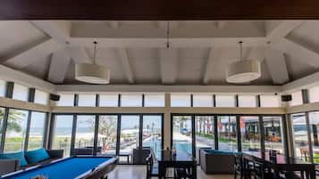 Bar junto a la piscina