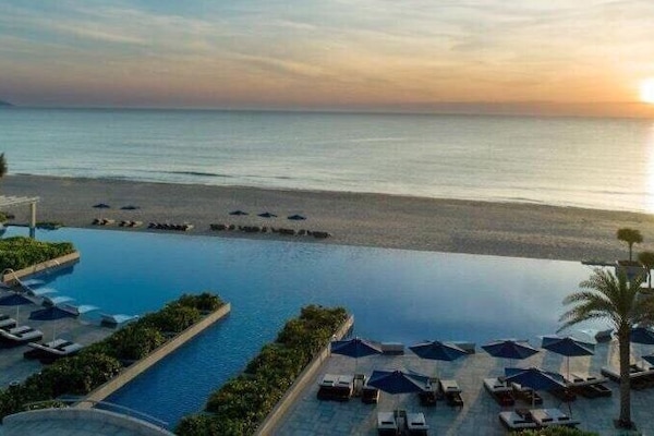 Lều miễn phí, ghế dài tắm nắng, dù trên bãi biển