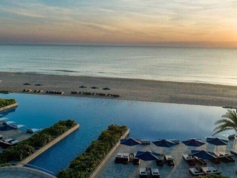 Camas de playa gratis, sillas reclinables de playa, sombrillas