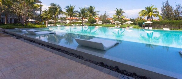 Free beach cabanas, sun-loungers, beach umbrellas - The Point Resort - Golf View Villa (Da Nang)