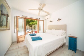 4 chambres, coffres-forts dans les chambres, fer et planche à repasser