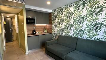 Appartement Standard | Coin séjour | Télévision à écran plat de 22 pouces avec chaßnes numériques, télévision