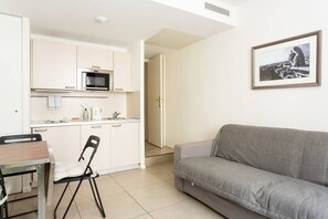 Superior Apartment | Private kitchen | Fridge, microwave, stovetop, dishwasher