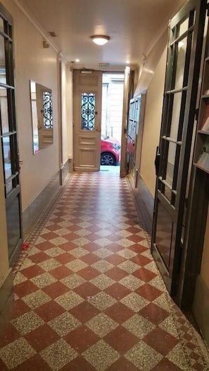 المنشأة من الداخل