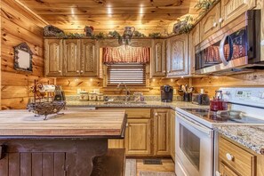 Dishwasher, coffee/tea maker, toaster - Wear We Belong, WIFI Hot Tub, Pool Table, $560 FREE tickets each paid day! (Sevierville)