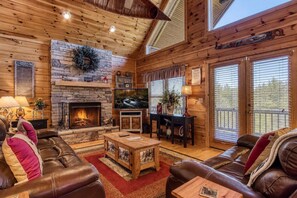 Smart TV, fireplace - Wear We Belong, WIFI Hot Tub, Pool Table, $560 FREE tickets each paid day! (Sevierville)