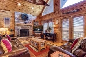 Smart TV, fireplace - Wear We Belong, WIFI Hot Tub, Pool Table, $560 FREE tickets each paid day! (Sevierville)