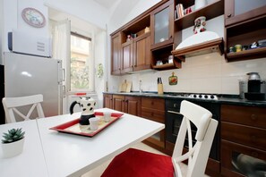 Kühlschrank, Ofen, Herdplatte, Geschirrspüler