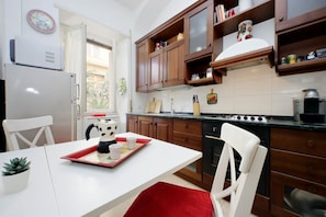 Kühlschrank, Ofen, Herdplatte, Geschirrspüler