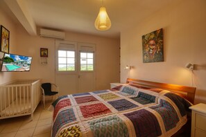 4 bedrooms, iron/ironing board, free WiFi, bed sheets