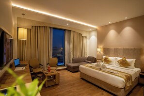 Club Double Room | In-room safe, iron/ironing board, free WiFi