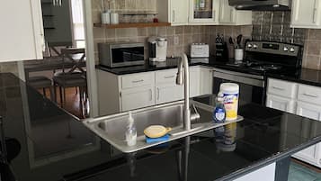 Jääkaappi, mikroaaltouuni, uuni, liesi