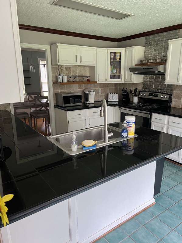 Jääkaappi, mikroaaltouuni, uuni, liesi