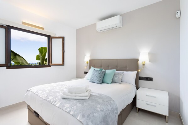 5 bedrooms, iron/ironing board, free WiFi, bed sheets - Wonderful home with heated pool (Adeje)