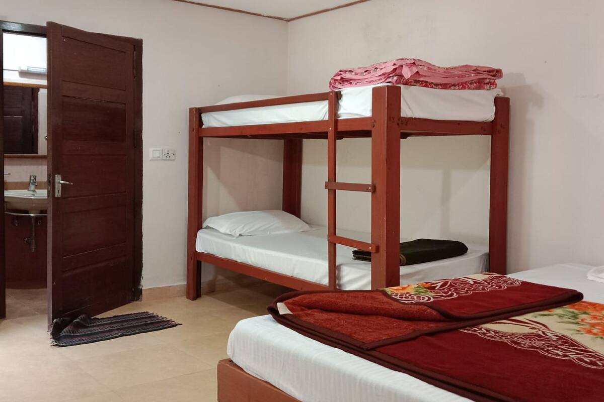 Phòng Deluxe | Bộ trải giường bằng vải cotton Ai Cập, bộ đồ giường cao cấp, bàn 