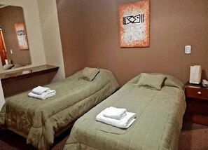 Standaard tweepersoonskamer, 2 eenpersoonsbedden | Donzen dekbedden, een kluis op de kamer, een bureau, gratis wifi