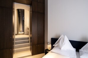 Street Suite Serviten | Down comforters, minibar, in-room safe, desk - Grätzlhotel Serviten (Vienna)