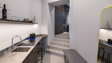 Street Suite Serviten | Private kitchen | Mini-fridge, stovetop, electric kettle, cookware/dishes/utensils