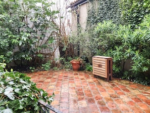 Property grounds - Storm Cottage (Whitby)