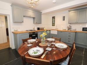 Dishwasher, electric kettle, cookware/dishes/utensils - Wenallt (Porthmadog)
