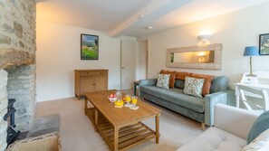 TV, fireplace - Christmas Cottage - in Tetbury (Tetbury)