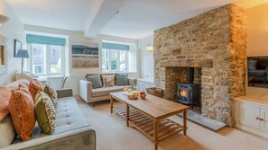 Fernseher, Kamin, DVD-Player