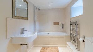 Combined shower/tub, hair dryer, towels - Christmas Cottage - in Tetbury (Tetbury)