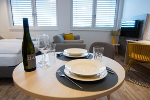 In-room dining - LivIn63 Studio Apartments (Hoesbach)