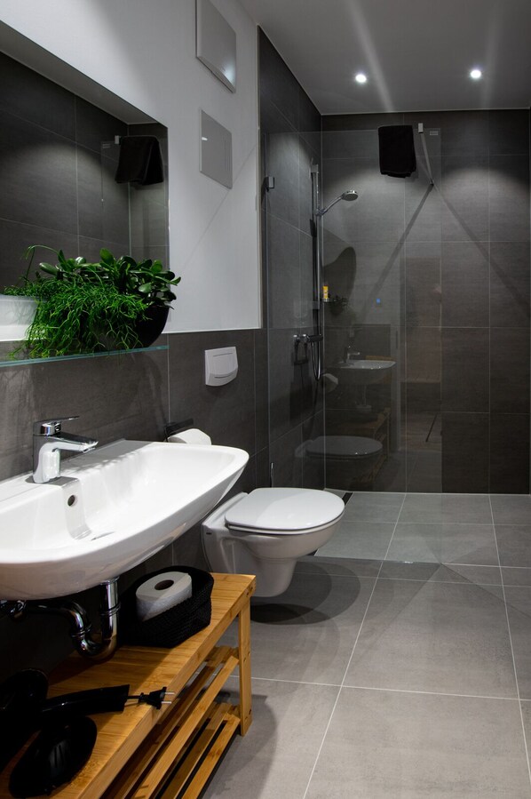 Douche, séchoir à cheveux, plancher chauffant (salle de bain)