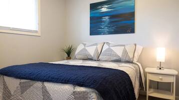 3 chambres, bureau, fer et planche à repasser, lit parapluie