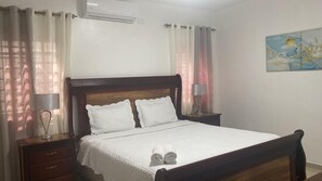 3 slaapkamers, een strijkplank/strijkijzer, gratis wifi, beddengoed