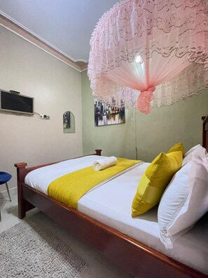 Cortinas blackout, wifi gratis y ropa de cama 