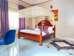 Cortinas blackout, wifi gratis y ropa de cama 