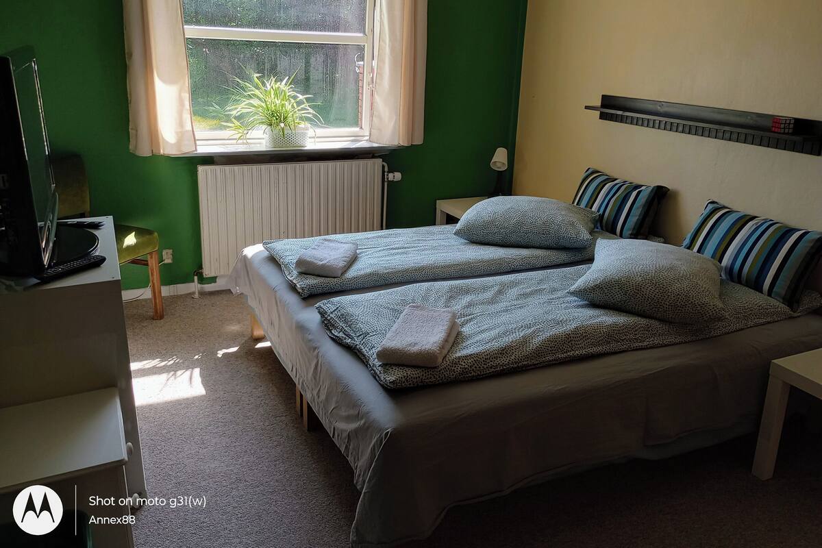 Quarto casal ou duplo básico | Wi-Fi de cortesia, roupa de cama