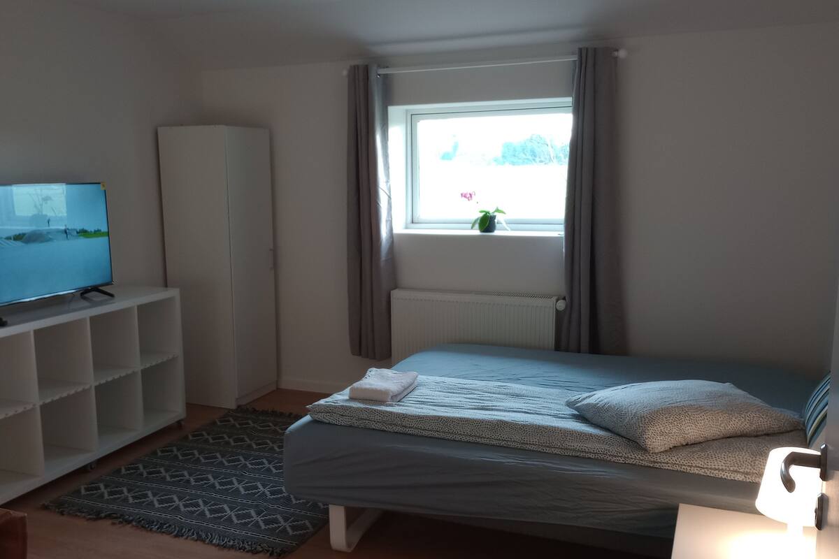 Quarto casal básico de uso individual | Wi-Fi de cortesia, roupa de cama